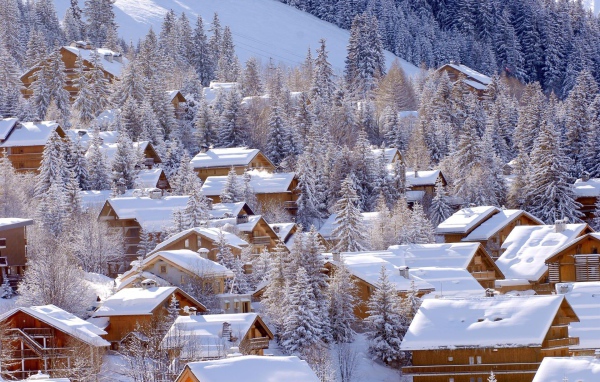 Заснеженные дома на горнолыжном курорте Мерибель, Франция