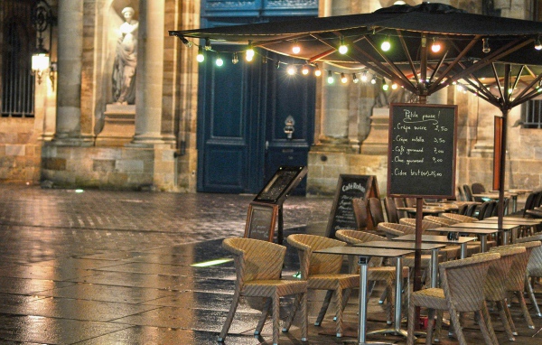 Уличное кафе в Бордо, Франция