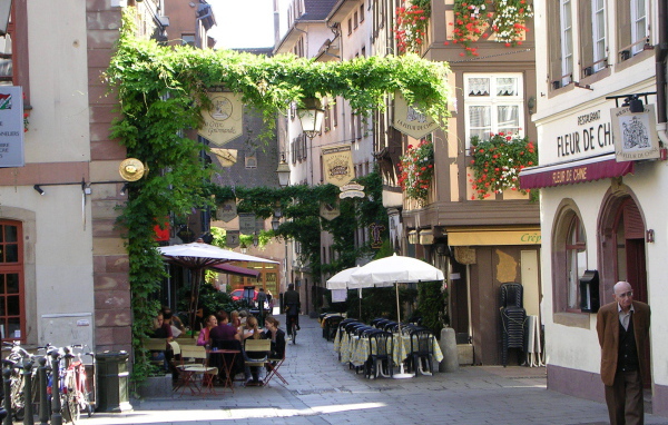 Уличное кафе в городе Страсбург, Франция