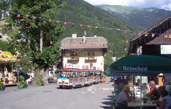 Уличное кафе на горнолыжном курорте Самоен, Франция