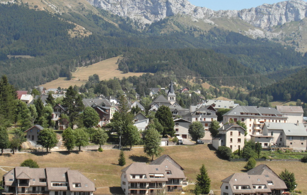 Летний пейзаж на курорте Виллар-де-Ланс, Франция