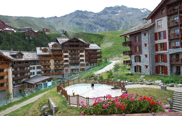 Летний пейзаж на горнолыжном курорте Лез Арк, Франция