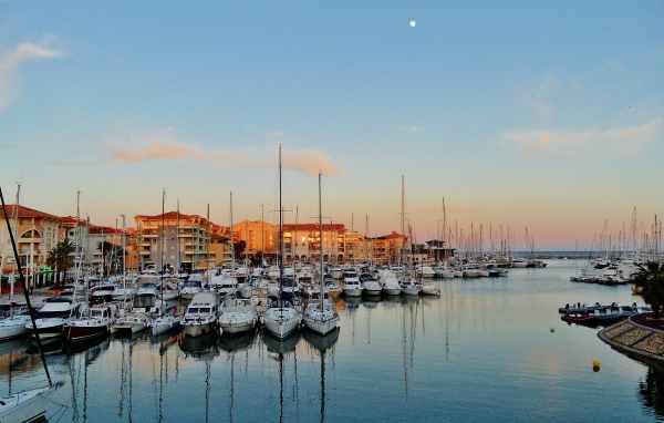 Закат на курорте Порт Де Фрежюс, Франция