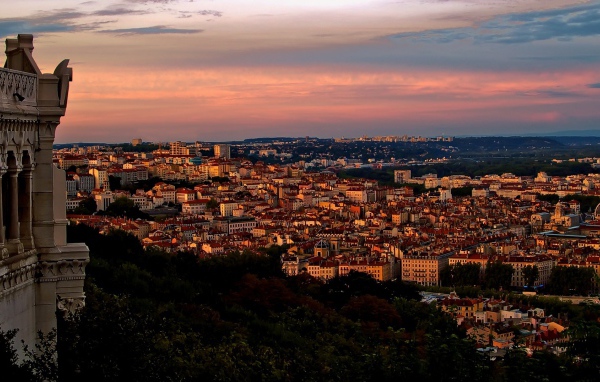 Закат в городе Лион, Франция
