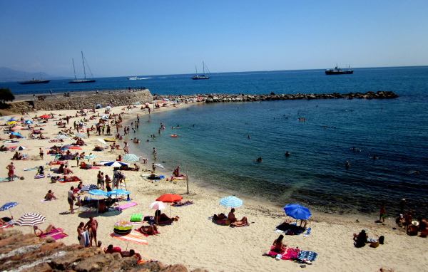 Пляж на курорте Антибы, Франция