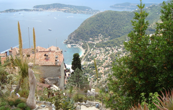 Вид на залив на курорте Эз, Франция