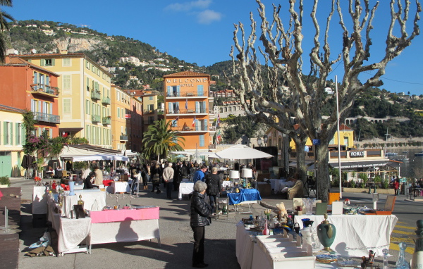 Прогулка по улице на курорте Эз, Франция