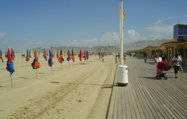 Прогулка по набережной на курорте Довиль, Франция