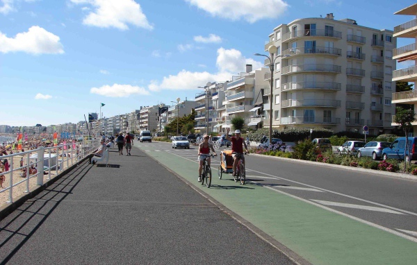 Прогулка по набережной на курорте Ла Боль, Франция