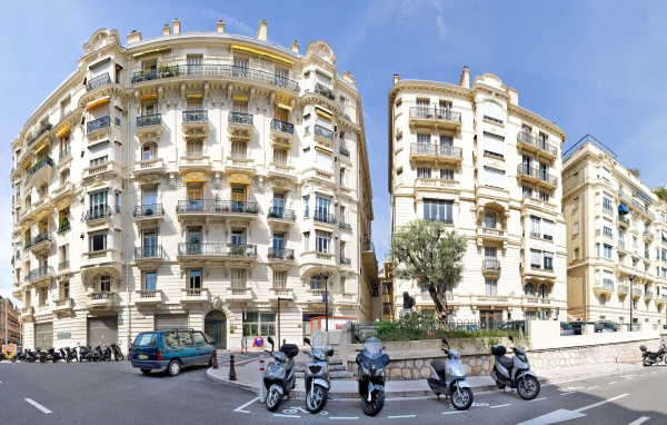 Прогулка по улице в Монако