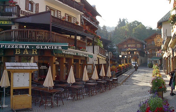 Прогулка по улице на горнолыжном курорте Межев, Франция