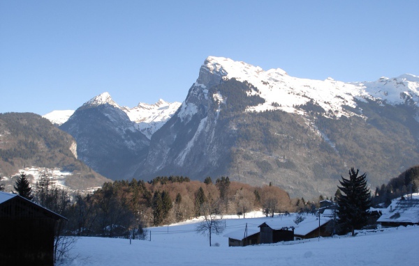 Зимний пейзаж на горнолыжном курорте Самоен, Франция