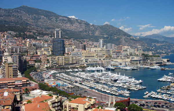 Яхты в порту в Монако