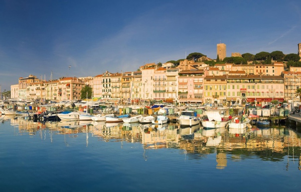 Яхты у берега в Каннах, Франция