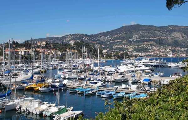Яхты в порту на курорте Сен-Жан-Кап-Ферра, Франция
