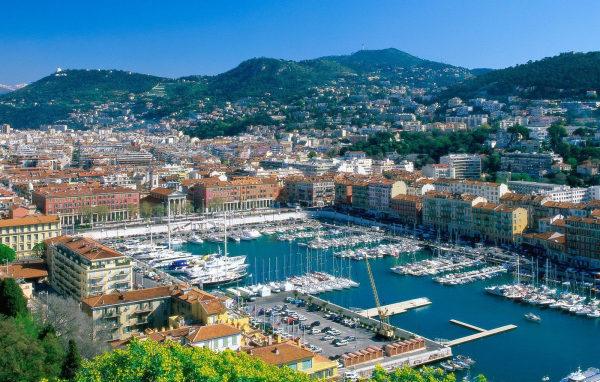 Яхты в порту в городе Марсель, Франция