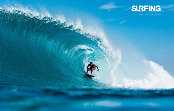 Серфер на волнах в Гаити