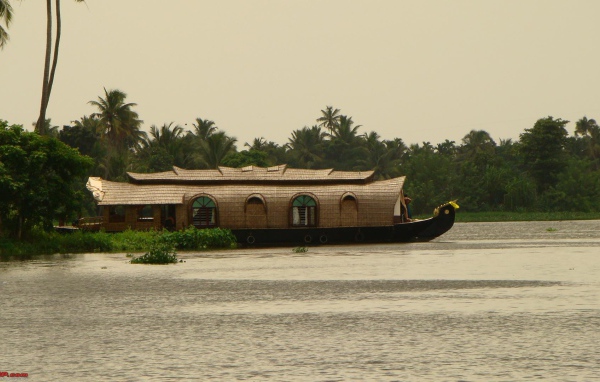 Красивый корабль в Алапуже