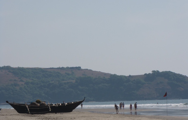 Лодка на пляже в Ашвеме