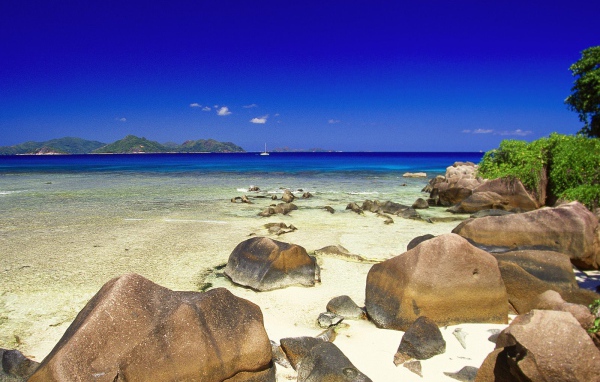 Валуны на пляжах в Гоа