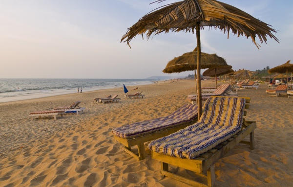 Шезлонги на пляжах в Гоа
