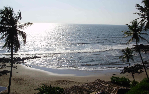 Пустой пляж вечером в Вагаторе