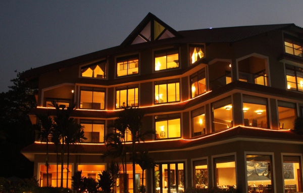 Дома ночью в Гоа