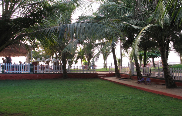 Ухоженные газоны в Бенаулиме