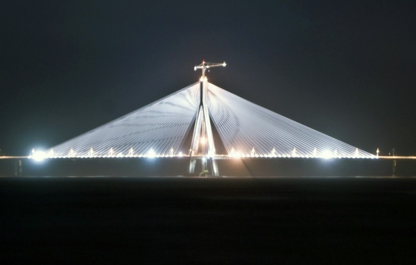 Ночной вид на мост в Мумбае