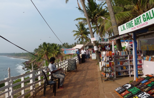 Жители на улицах в Варкале