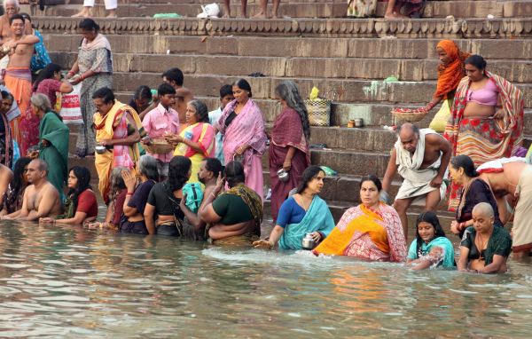 Жители Варанаси отдыхают возле реки