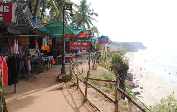 Ларьки с товарами для туристов в Варкале