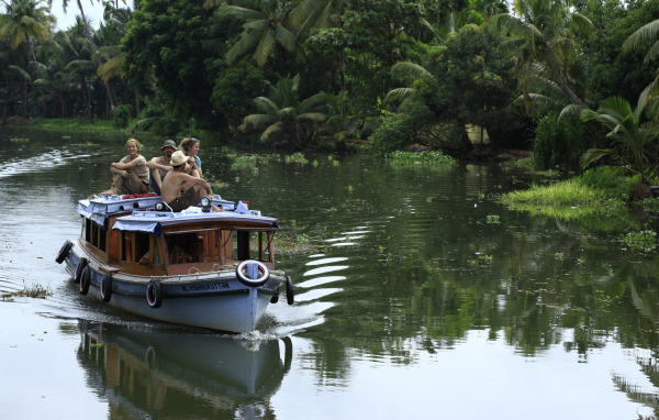 Туристы на лодке в Алапуже