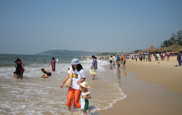 Туристы на пляже в Гоа