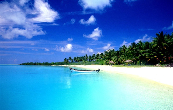 Белая лодка на лазурной воде в Гоа