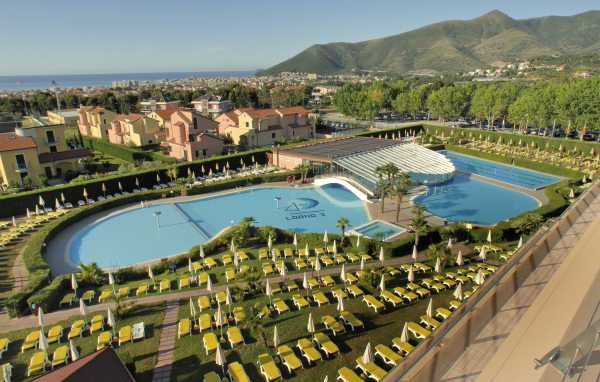 Отель на побережье в Лоано, Италия