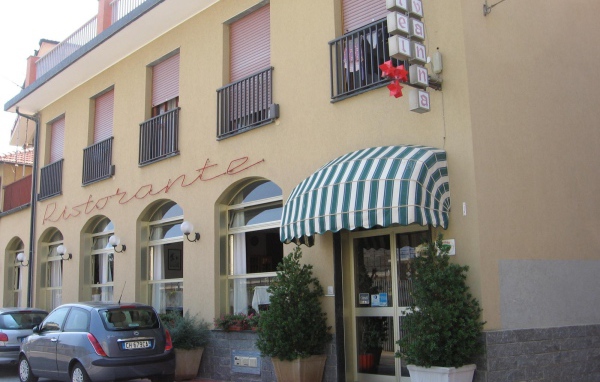 Уютный ресторан на курорте Споторно, Италия