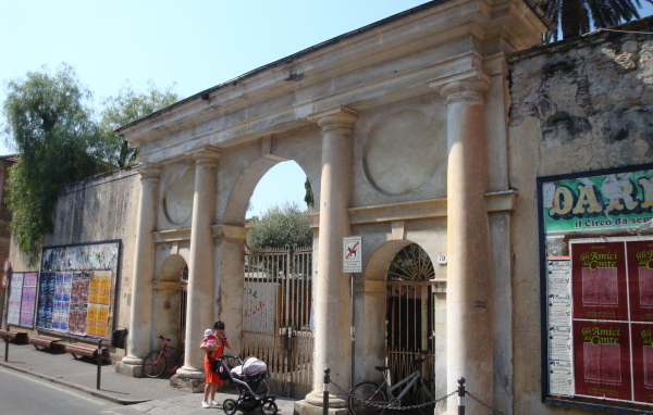 Старинная арка на курорте Диано Марино, Италия