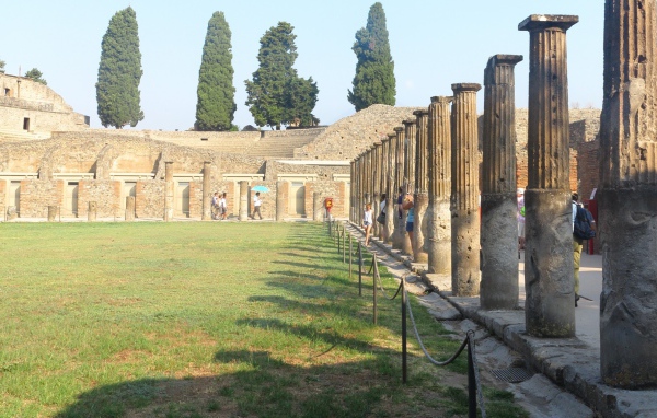 Древняя колоннада в Помпеях, Италия