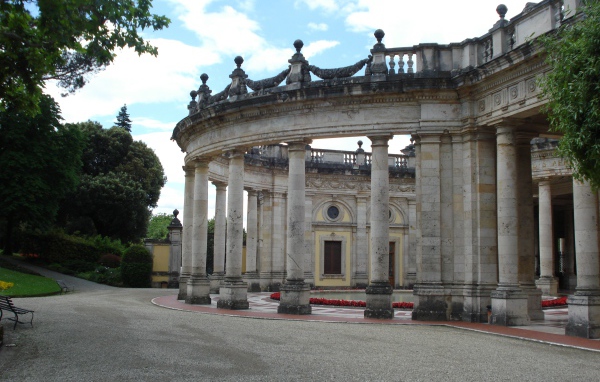 Старинные колонны на курорте в Монтекатини Терме, Италия