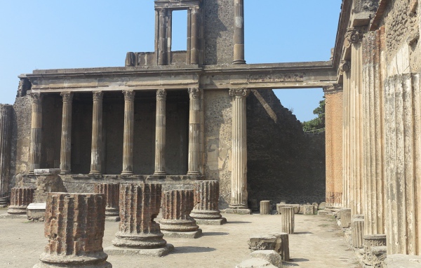 Древний храм в Помпеях, Италия