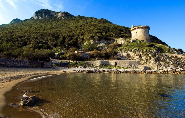 Старинная башня на курорте Сабаудия, Италия