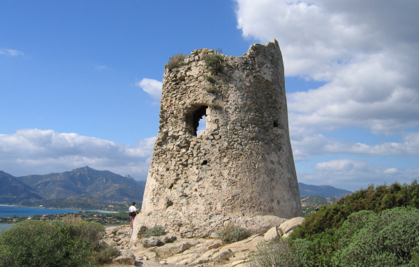 Старинная башня на курорте Вилласимиус, Италия