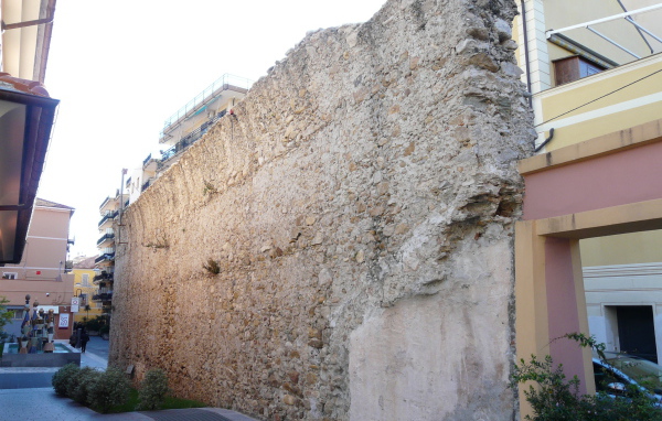 Старинная стена в Лоано, Италия