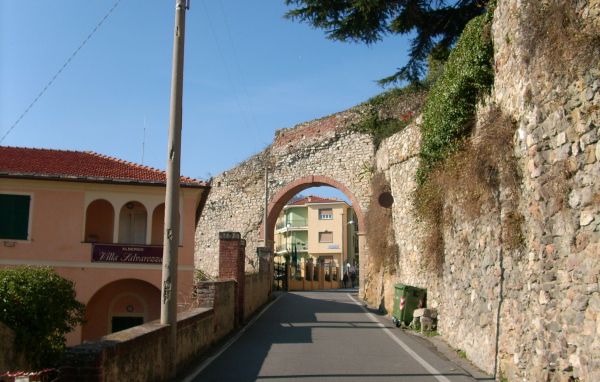 Арка на курорте Ноли, Италия