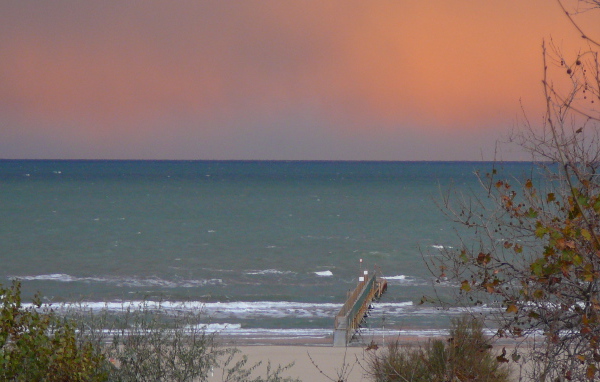 Осенний пляж на курорте в Римини, Италия