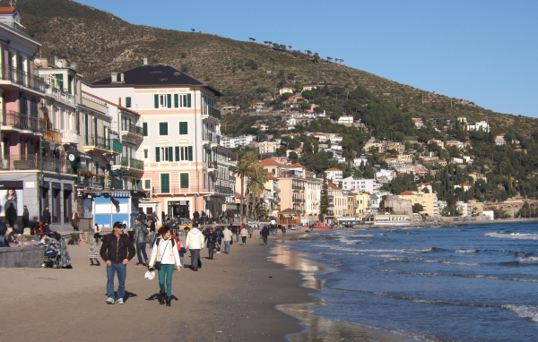 Осенний отдых на пляже на курорте Алассио, Италия