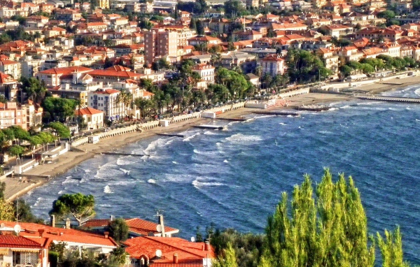 Осенний отдых на пляже на курорте Диано Марино, Италия