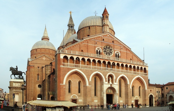 Базилика Ди Сан Антонио в Падуе, Италия