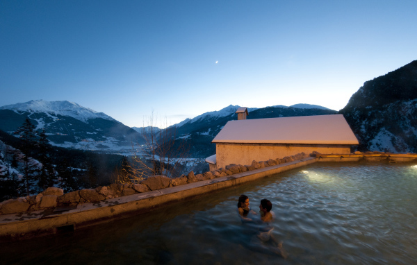 Купание в термальном источнике на курорте в Бормио, Италия